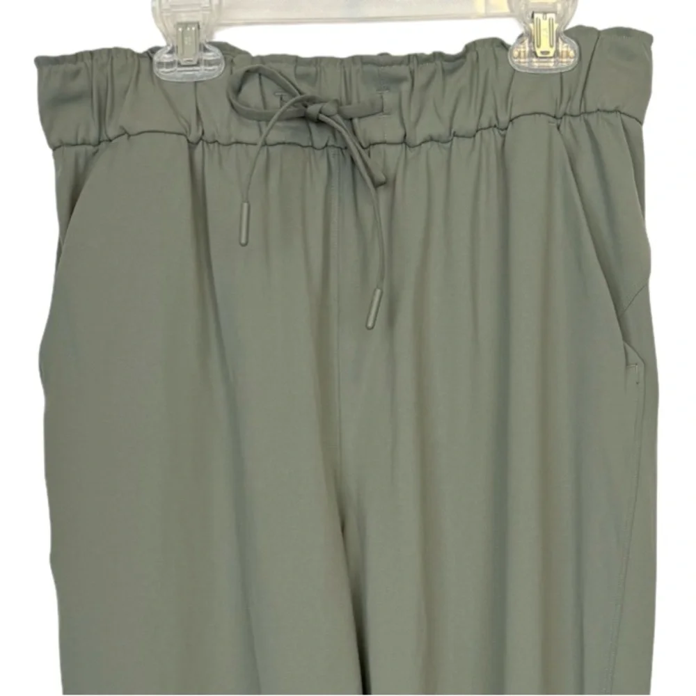 Lululemon On The Fly Pant *27"
Grey Sage Athleisure Travel Workout EUC Size 8 - Picture 5 of 10